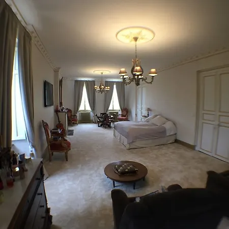 Chateau De Barsous בית הארחה